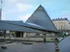 Rouen - Oude Markt, Kerk van St. Jeanne d'Arc-stijl modern gebouw en bewolkte hemel