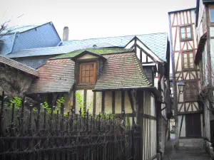 Rouen - Narrow narrow street lined with half-timbered houses