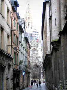 Rouen - Vakwerkhuizen van de Rue Saint-Romain met uitzicht op de kerk van St. Maclou gotische