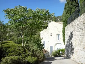 Rousset-les-Vignes - Steinhaus mit Vegetation gesäumt