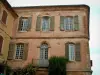 Roussillon - Maisons aux façades ocre avec rosier et arbre