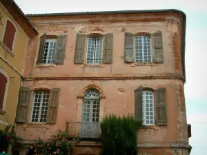 Roussillon - Häuser mit ockerfarbenen Fassaden, mit Rosenstrauch und Baum