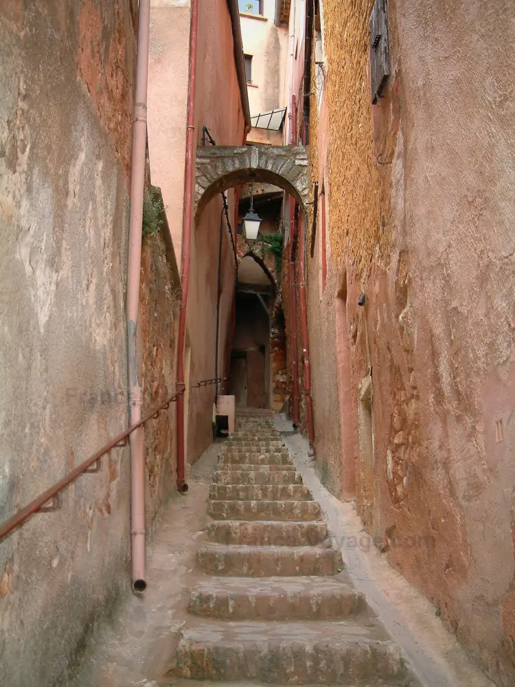 Roussillon - Rue étroite en escalier bordée de maisons aux façades ocre