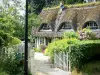 Route des Chaumières - Maison à colombages au toit de chaume, et son jardin fleuri ; à Vieux-Port, dans le Parc Naturel Régional des Boucles de la Seine Normande