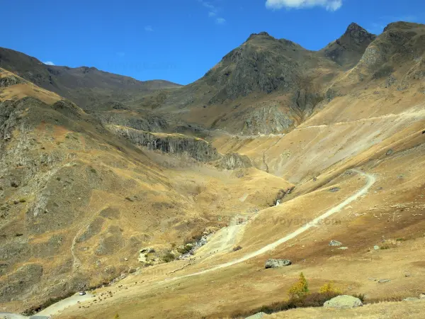 Route du col de Sarenne - Oisans : vue sur les pentes montagneuses depuis la route pastorale du col de Sarenne