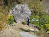 Route du col de Sarenne - Oisans : hameau Le Perron et son rocher, route pastorale du col de Sarenne et arbres aux couleurs de l'automne