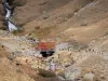 Route du col de Sarenne - Oisans : passerelle enjambant le torrent et troupeau de moutons traversant la route pastorale du col de Sarenne