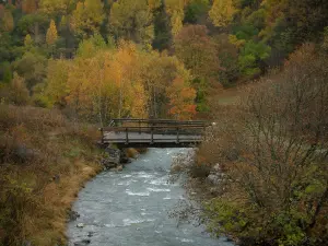 Route des Grandes Alpes - Petit pont en bois enjambant un cours d'eau et arbres aux couleurs de l'automne