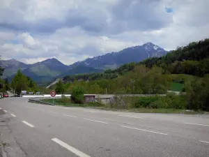 Route Napoléon - Virage de la route Napoléon, arbres, montagnes et ciel nuageux