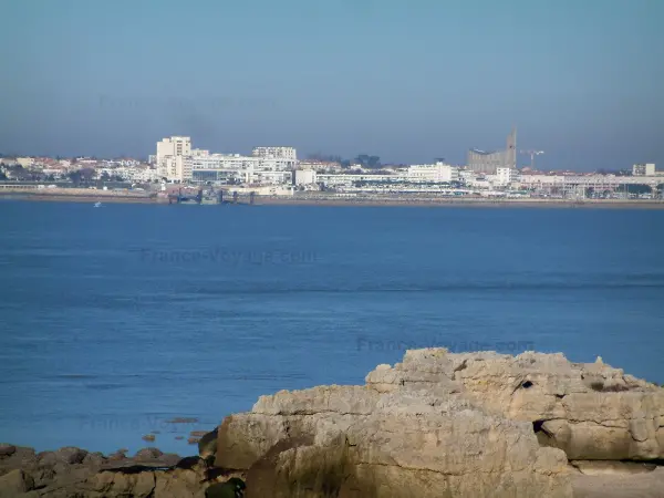 Royan - Rotsen in de voorgrond, de zee (de samenvloeiing van de Gironde en de Atlantische Oceaan), de Notre Dame, huizen en gebouwen van het resort