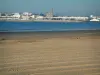 Royan - Sandy strand, de zee (de samenvloeiing van de Gironde en de Atlantische Oceaan), Port, de Notre-Dame kerk, huizen en gebouwen van het resort