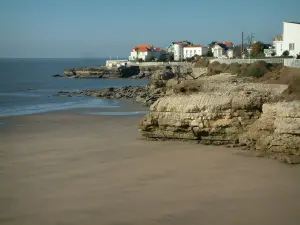 Royan - Plage de sable, corniche de Pontaillac avec ses maisons (villas) et mer (confluent de l'estuaire de la Gironde et de l'océan Atlantique)