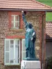 Roybon - Réplica da estátua da liberdade e fachada de pedra de uma casa de aldeia