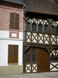 Rue - Demeure à pans de bois et maison avec façade en brique