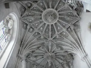 Rue - Dentro de la capilla del Espíritu Santo, de estilo gótico: colgante tallado piedras angulares