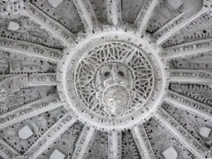 Rue - Inside of the Saint-Esprit chapel of Flamboyant Gothic style: carved hanging keystone