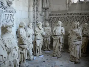 Rue - Inside of the Saint-Esprit chapel of Flamboyant Gothic style: statues