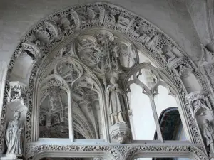 Rue - Dentro de la capilla del Espíritu Santo, de estilo gótico: las estatuas (estatuas, esculturas) y claves de bóveda tallada que cuelga en el fondo