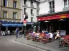 Rue Mouffetard - Terrasse de bistrot de la place de la Contrescarpe, dans le quartier latin