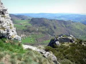 Ruinen des Schlosses von Rochebloine - Stätte Rochebloine, auf der Gemeinde Nozières, und ihr Aussichtspunkt auf die umliegende grüne Landschaft