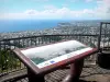 Ruta de la Montaña - Mesa de orientación desde la perspectiva de tres bancos con vistas a la ciudad de Saint-Denis y el Océano Índico