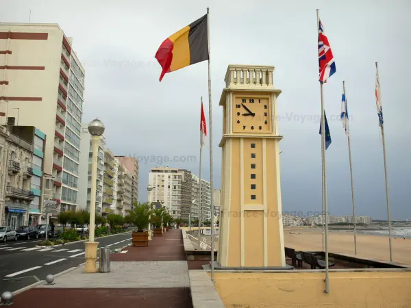 Les Sables-d'Olonne - Terraplén, el reloj (torre), las banderas, el paseo marítimo decorado con palmeras, calles, edificios y la playa de arena de la localidad