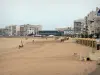 Les Sables-d'Olonne - Spiaggia di sabbia e gli edifici resort
