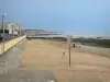 Les Sables-d'Olonne - Spiaggia di sabbia, rocce, passeggiate, edifici e abitazioni nel villaggio