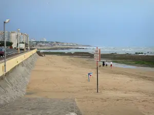 Les Sables-d'Olonne - Playa de arena, rocas, paseos, edificios y casas en la localidad