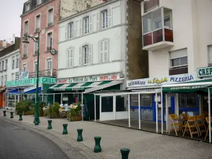 Les Sables-d'Olonne - Maisons et restaurants donnant sur le port