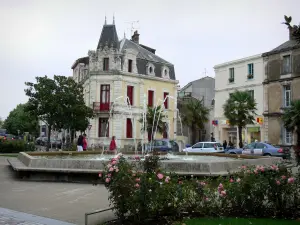 Les Sables-d'Olonne - Coloque una fuente y rosas (rosas), se encuentra el centro de la ciudad