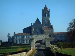 Sablonceaux abbey - Path leading to the abbey church and to the buildings of the abbey in Saintonge