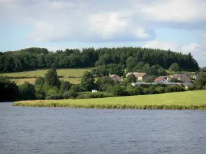 Meer van Saint-Agnan - Kunstmatig meer, weilanden, bossen en huizen, in de Morvan Regionaal Natuurpark