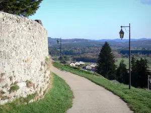 Saint-Agrève - Spazierweg des Bergs Chiniac mit Blick auf die grüne Landschaft ringsum