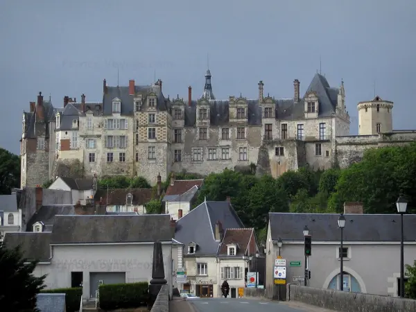 Saint-Aignan-sur-Cher - Castillo renacentista con vistas a las casas de la ciudad medieval, en el valle de Cher