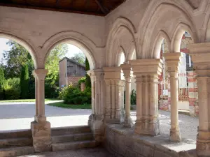 Saint-Amand-sur-Fion - Arches and columns of the gallery porch of the Saint-Amand church