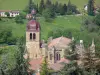 Saint-Antoine-l'Abbaye - Campanile della gotica chiesa abbaziale di Saint-Antoine, alberi e prati