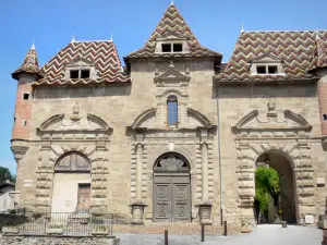 Saint-Antoine-l'Abbaye - Porterie de l'abbaye (mairie) et place Ferdinand Gilibert