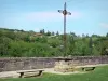 Saint-Antoine-l'Abbaye - Bildstock und Sitzbänke mit Blick auf die umliegende Landschaft