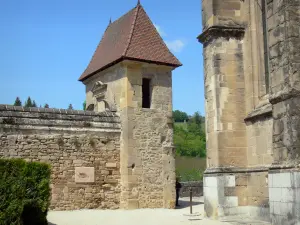 Saint-Antoine-l'Abbaye - Porte et église abbatiale