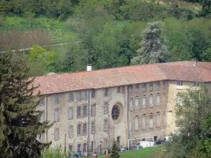 Saint-Antoine-l'Abbaye - Bâtiments conventuels et arbres