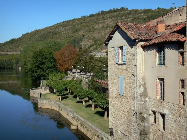 Saint-Antonin-Noble-Val - Promenade des Moines e facciate delle case della città medievale sulle rive del fiume Aveyron (Aveyron valle)