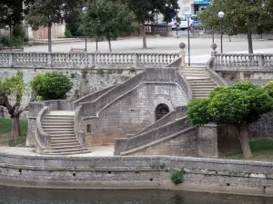 Saint-Antonin-Noble-Val - Las escaleras del paseo marítimo Promenade des Moines a lo largo del río Aveyron