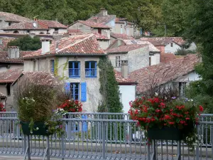 Saint-Antonin-Noble-Val - Flower-bedecked railings of the bridge and houses of the medieval town 