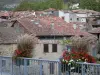 Saint-Antonin-Noble-Val - Flower-bedecked railing of the bridge overlooking the houses of the medieval town