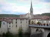 Saint-Antonin-Noble-Val - Blick auf die blumengeschmückte Brücke überspannend den Fluss Aveyron, den Glockenturm der Kirche Saint-Antonin und die Häuser des mittelalterlichen Ortes