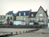 Saint-Aubin-sur-Mer - Cote de Nacre: ville (case) e la spiaggia sabbiosa del resort