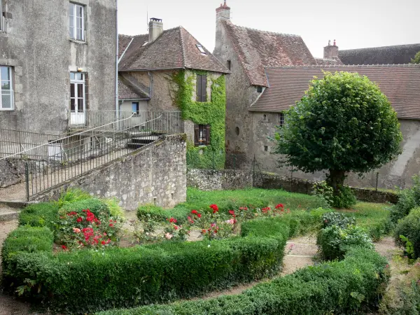 Saint-Benoît-du-Sault - Flowery garden and facades of houses in the village (medieval town)