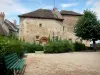 Saint-Benoît-du-Sault - Square with a bench and a tree, and houses of the medieval town (village)