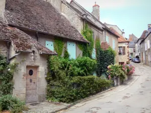 Saint-Benoît-du-Sault - Sloping street lined with houses